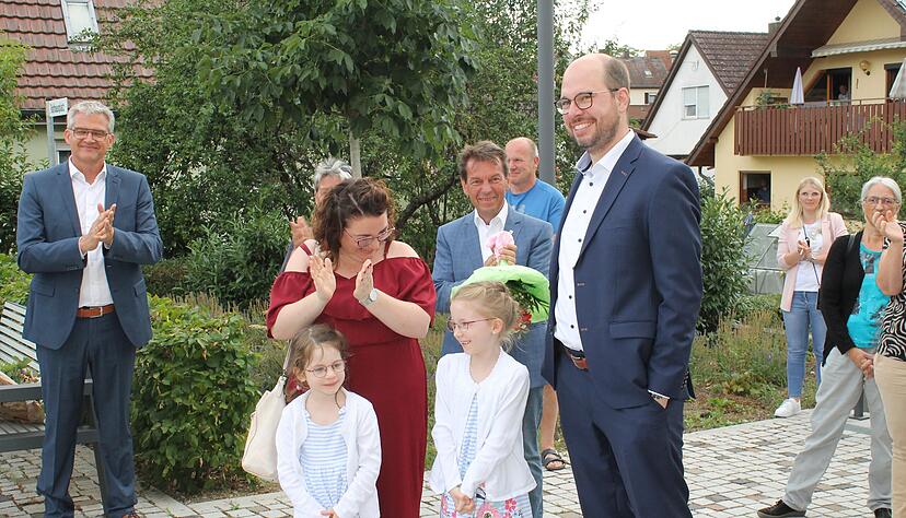 Die Familie freut sich mit dem Papa: Christian und Christiane Tretow mit den Töchtern Floriane (links) und Josephine vor dem Untereisesheimer Rathaus. Dort hat Bürgermeister-Stellvertreterin Elke Rebscher das Ergebnis verkündet.
Fotos: Simon Gajer Die Familie freut sich mit dem Papa: Christian und Christiane Tretow mit den Töchtern Floriane (links) und Josephine vor dem Untereisesheimer Rathaus. Dort hat Bürgermeister-Stellvertreterin Elke Rebscher das Ergebnis verkündet.
Fotos: Simon Gajer