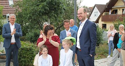 Die Familie freut sich mit dem Papa: Christian und Christiane Tretow mit den Töchtern Floriane (links) und Josephine vor dem Untereisesheimer Rathaus. Dort hat Bürgermeister-Stellvertreterin Elke Rebscher das Ergebnis verkündet.
Fotos: Simon Gajer Die Familie freut sich mit dem Papa: Christian und Christiane Tretow mit den Töchtern Floriane (links) und Josephine vor dem Untereisesheimer Rathaus. Dort hat Bürgermeister-Stellvertreterin Elke Rebscher das Ergebnis verkündet.
Fotos: Simon Gajer