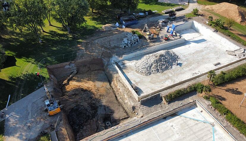 Das Untergruppenbacher Freibad wurde im Herbst zur Großbaustelle. Die gesamte Technik wird erneuert, die Becken saniert und mit Edelstahl verkleidet. Nach der Saison 2025 sind Duschen und Umkleiden an der Reihe.