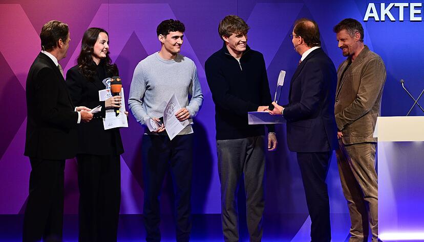Emma Maria Tuscher, Elias Christofer Linz und Paul Christoph Georg aus Frankfurt am Main bekamen den Preis verliehen.