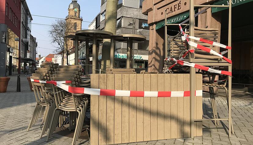 Zusammengestapelt: Bäckerei-Café Härdtner am Markt hat den Cafébetrieb seit Montag eingestellt. Zusammengestapelt: Bäckerei-Café Härdtner am Markt hat den Cafébetrieb seit Montag eingestellt.