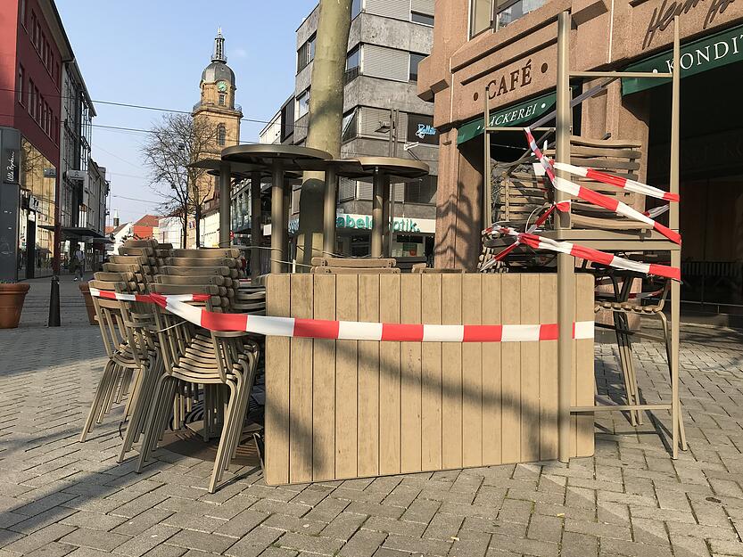 Zusammengestapelt: Bäckerei-Café Härdtner am Markt hat den Cafébetrieb seit Montag eingestellt. Zusammengestapelt: Bäckerei-Café Härdtner am Markt hat den Cafébetrieb seit Montag eingestellt.