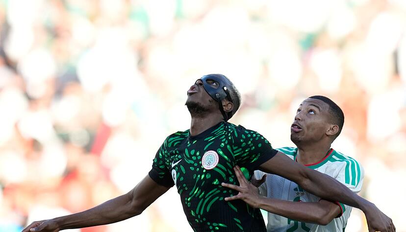 Immer den Ball im Blick: Victor Osimhen (l)