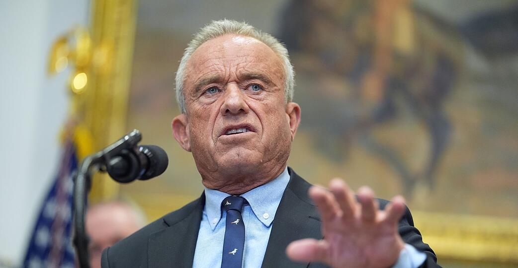 US-Gesundheitsminister Robert F. Kennedy forderte weniger Empfehlungen f&uuml;r Impfungen im Kindesalter &ndash; ein Gericht hat den Vorsto&szlig; nun gestoppt. (Archivbild)