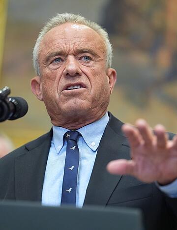 US-Gesundheitsminister Robert F. Kennedy forderte weniger Empfehlungen f&uuml;r Impfungen im Kindesalter &ndash; ein Gericht hat den Vorsto&szlig; nun gestoppt. (Archivbild)