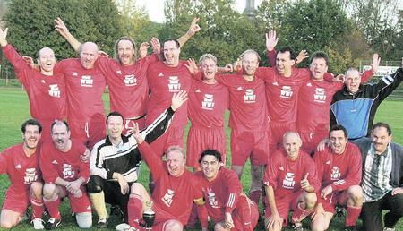Die stolzen Sieger des Bezirkspokal-Endspiels der Senioren. Stehend von links nach rechts: Abteilungsleiter Jochen Bantel, Alfred Fleisch, Martin Pscheidl, Tom Kleber, Thomas Lumpp, Rainer Herrmann, Timo Müller, Helmut Hammer, Coach Günther Oberndörfer. Kniend von links nach rechts: Wilfried Gauger, Kurt Küchle, Thomas Munz, Kai Esser, Barbaros Özkan, Thomas Eichhorn, Klaus Zenth, Platzwart Herbert Herrmann. (Foto: Kurt Gesper) Die stolzen Sieger des Bezirkspokal-Endspiels der Senioren. Stehend von links nach rechts: Abteilungsleiter Jochen Bantel, Alfred Fleisch, Martin Pscheidl, Tom Kleber, Thomas Lumpp, Rainer Herrmann, Timo Müller, Helmut Hammer, Coach Günther Oberndörfer. Kniend von links nach rechts: Wilfried Gauger, Kurt Küchle, Thomas Munz, Kai Esser, Barbaros Özkan, Thomas Eichhorn, Klaus Zenth, Platzwart Herbert Herrmann. (Foto: Kurt Gesper)