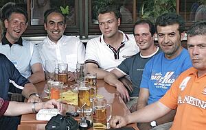 Ein Stammtisch-Foto aus den Anf&auml;ngen im Jahr 2006 in anderer Zusammensetzung (von links): Michael Brauch, Armin Reinert, Cengiz Ayd&uuml;g&uuml;n, Matthias Spri&szlig;ler, Thomas Zehender, Menderes Ugurlu und Andreas Scholl.