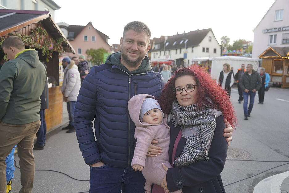 Besucher der Kupferzeller Kärwe wird neben Essenangeboten auch einiges auf dem Krämermarkt und dem Vergnügungspark am Marktplatz geboten.