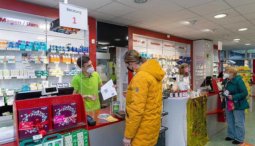 Apotheker wie Michal Najder aus Flein sind derzeit mit dem Ausstellen von digitalen Impfzertifikaten stark beschäftigt.
Foto: Mario Berger