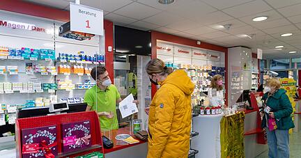 Apotheker wie Michal Najder aus Flein sind derzeit mit dem Ausstellen von digitalen Impfzertifikaten stark beschäftigt.
Foto: Mario Berger Apotheker wie Michal Najder aus Flein sind derzeit mit dem Ausstellen von digitalen Impfzertifikaten stark beschäftigt.
Foto: Mario Berger