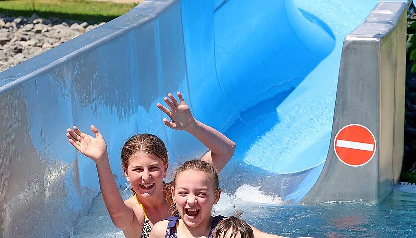 Man sieht's, das macht bei frühsommerlichen Temperaturen richtig Spaß: Freunde und Geschwister auf der neuen Rutsche im Freibad Lauffen. Man sieht's, das macht bei frühsommerlichen Temperaturen richtig Spaß: Freunde und Geschwister auf der neuen Rutsche im Freibad Lauffen.
