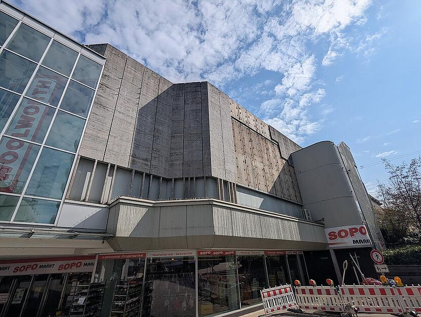 Seit Mitte Februar wurde die Fassade des Wollhauses abmontiert. Die Demontage der Natursteinplatten ist beendet. Seit Mitte Februar wurde die Fassade des Wollhauses abmontiert. Die Demontage der Natursteinplatten ist beendet.