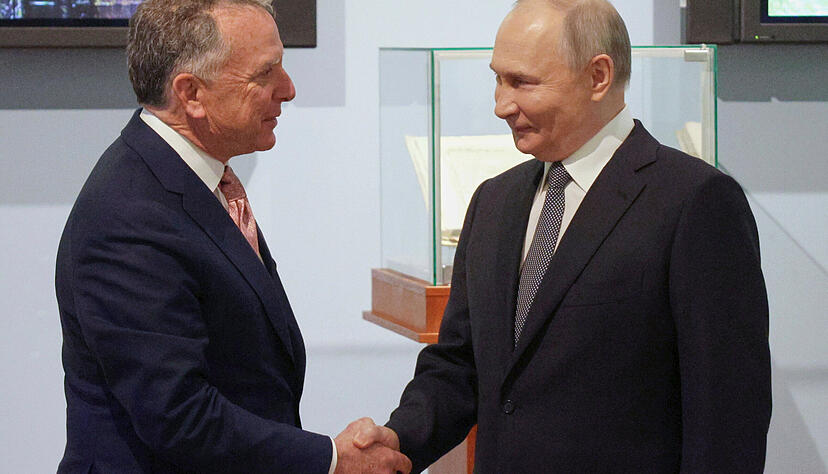 Auf diesem von der staatlichen russischen Nachrichtenagentur Sputnik via AP veröffentlichten Foto, begrüßen sich der russische Präsident Wladimir Putin (r) und der Sondergesandte von US-Präsident Trump, Steve Witkoff, vor ihren Gesprächen. (Archivbild) Auf diesem von der staatlichen russischen Nachrichtenagentur Sputnik via AP veröffentlichten Foto, begrüßen sich der russische Präsident Wladimir Putin (r) und der Sondergesandte von US-Präsident Trump, Steve Witkoff, vor ihren Gesprächen. (Archivbild)