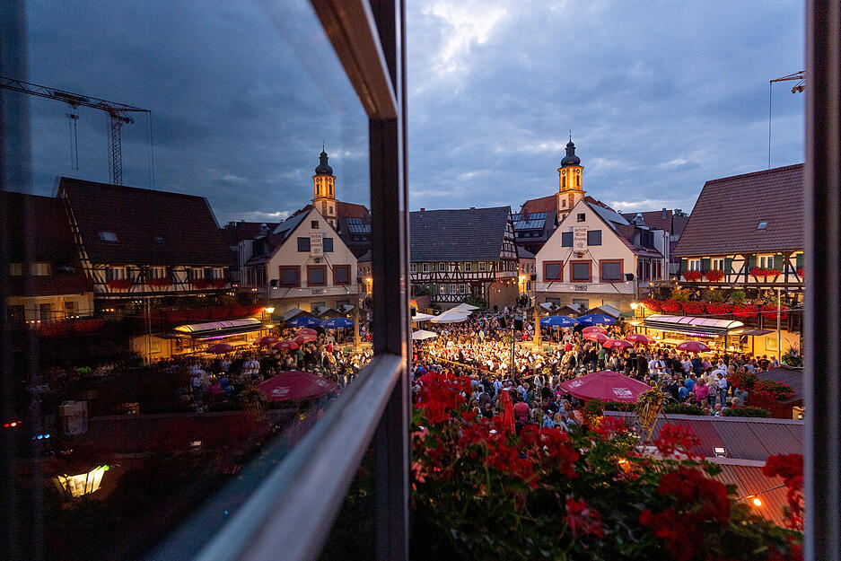 Das 47. Erlenbacher Weinfest l&auml;uft noch bis Montag.