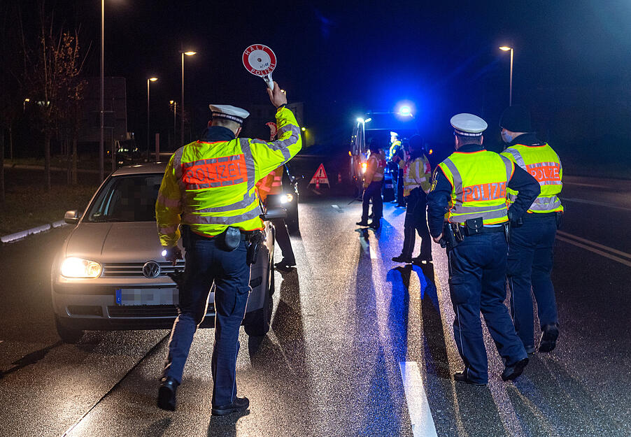 Polizeikontrolle der Corona-Ausgangssperre im Landkreis