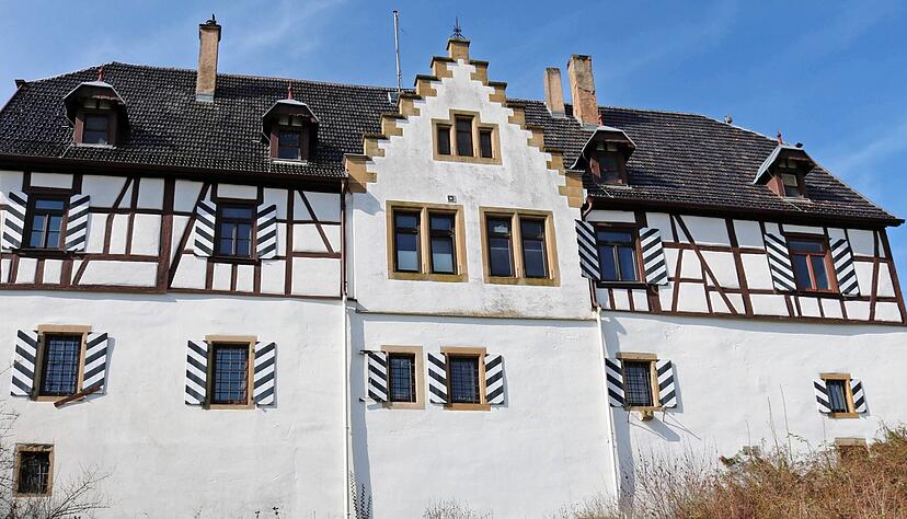 Hier hat Götz von Berlichingen im Jahr 1540 selbst Hand angelegt: Das Schloss Rossach, eine Gutshofanlage mit mehreren Fachwerkbauten, ist bis heute im Familienbesitz. Hier hat Götz von Berlichingen im Jahr 1540 selbst Hand angelegt: Das Schloss Rossach, eine Gutshofanlage mit mehreren Fachwerkbauten, ist bis heute im Familienbesitz.