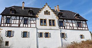 Hier hat Götz von Berlichingen im Jahr 1540 selbst Hand angelegt: Das Schloss Rossach, eine Gutshofanlage mit mehreren Fachwerkbauten, ist bis heute im Familienbesitz.