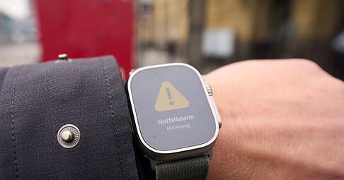 Achtung, Gefahr! Die Nutzung von Warn-Apps und das Befolgen behördlicher Anweisungen sind zentrale Bestandteile des Selbstschutzes.