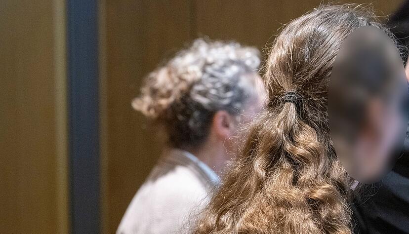 Mutter und Gro&szlig;mutter m&uuml;ssen sich nach einer misslungenen Hausgeburt vor Gericht verantworten.