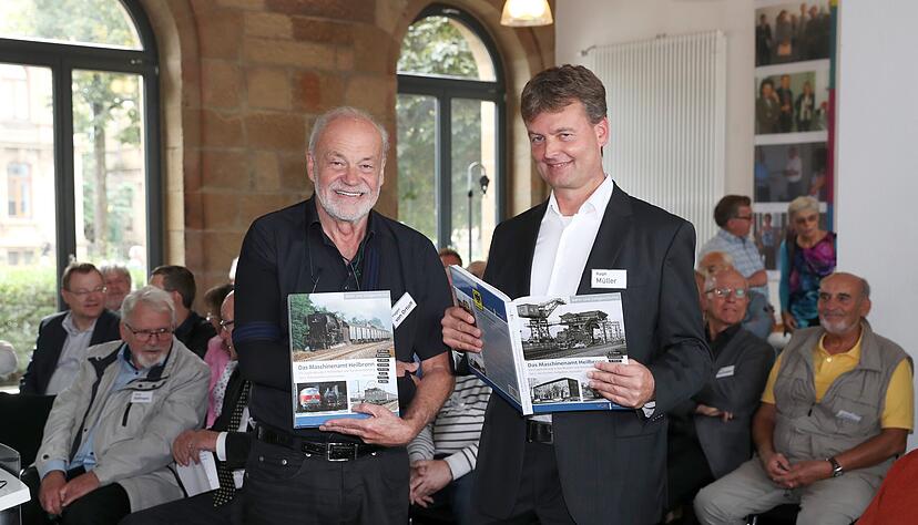 Präsentieren die zwei Bände "Das Maschinenamt Heilbronn": Herausgeber Ralph Müller (re.) und SWR-Eisenbahnexperte Hagen von Ortloff.
Foto: Andreas Veigel