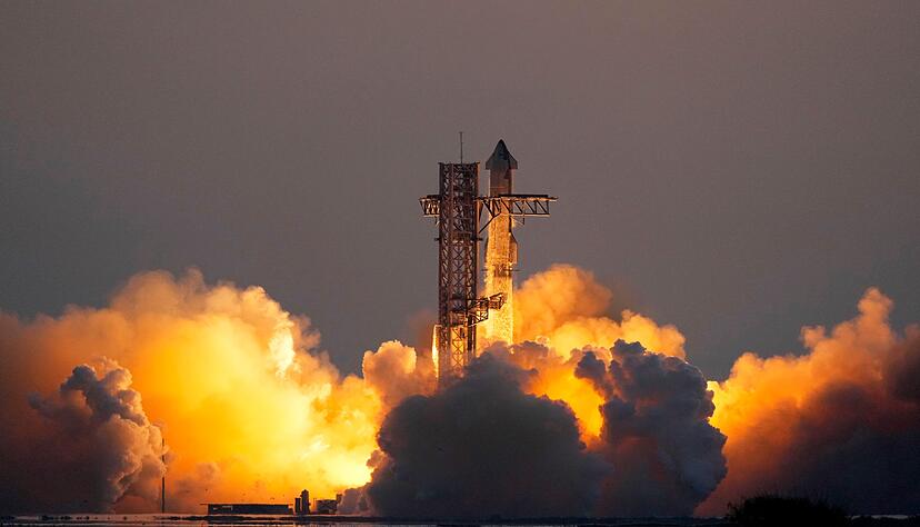 Die Mega-Rakete Starship von SpaceX hebt von der Starbase zum f&uuml;nften Testflug ab.