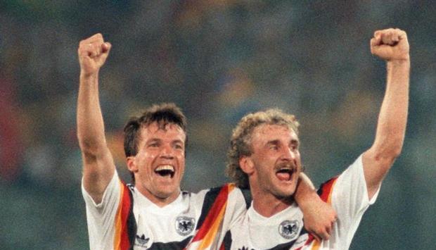 Nationalmannschafts-Kapitän Lothar Matthäus (l) und Stürmer Rudi Völler jubeln 1990 über den WM-Titel.