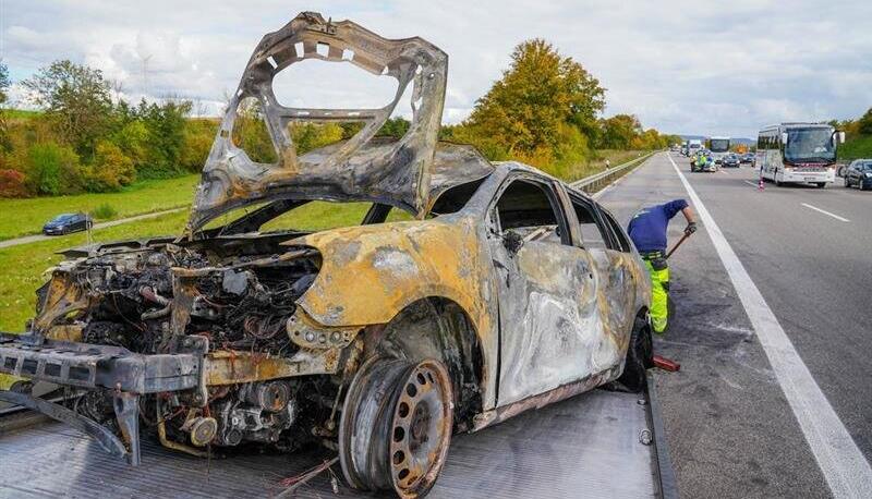 Ein VW-Golf ist am Samstag auf der A6 komplett ausgebrannt. Es kam zu Verkehrsbehinderungen.