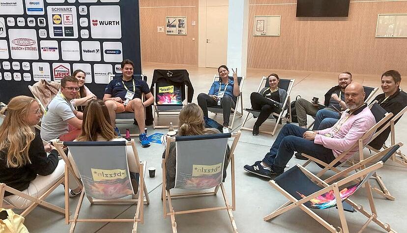 Gut gelaunte Nordlichter: Enrico Fernitz (rechts) hat es sich mit anderen Wirtschafts-Junioren auf den Buko-Liegest&uuml;hlen bequem gemacht.
Foto: J&uuml;rgen Paul