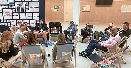 Gut gelaunte Nordlichter: Enrico Fernitz (rechts) hat es sich mit anderen Wirtschafts-Junioren auf den Buko-Liegestühlen bequem gemacht.
Foto: Jürgen Paul Gut gelaunte Nordlichter: Enrico Fernitz (rechts) hat es sich mit anderen Wirtschafts-Junioren auf den Buko-Liegestühlen bequem gemacht.
Foto: Jürgen Paul