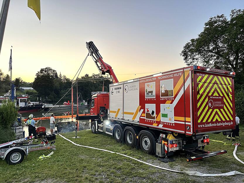 Fünf Boote in Besigheim in Brand: Meterhohe Flammen am Neckar