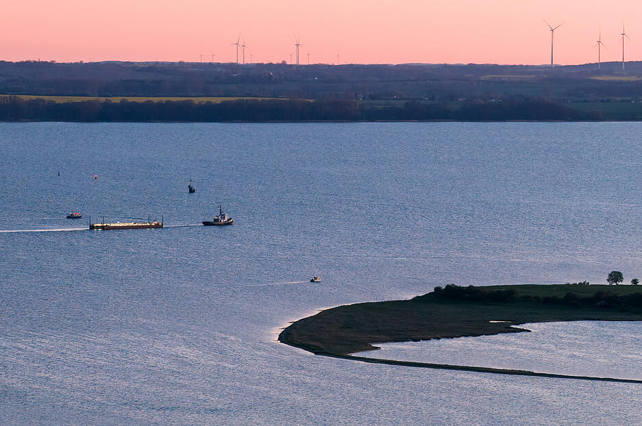 Das Schiff "Robin Hood" zog am Dienstagabend vor Wismar die Barge mit dem gestrandeten Wal in Richtung Ostsee (Luftaufnahme mit einer Drohne).