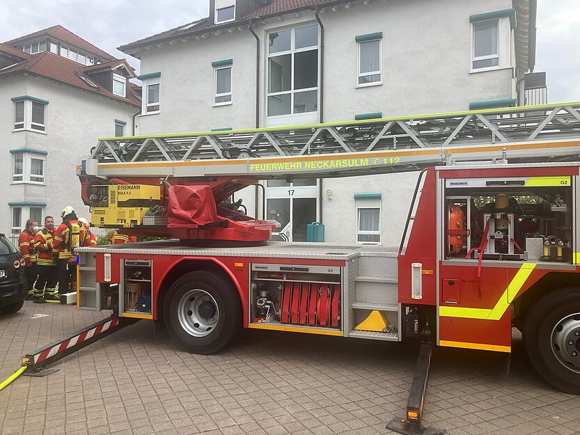 Mit mehreren Feuerwehrautos sind die Einsatzkräfte in Bad Friedrichshall am Montag vor Ort. Wohnungen sind vorübergehend nicht bewohnbar.