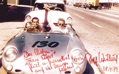 Am 30. September 1955 entsteht dieses Foto der Freunde. James Dean (rechts) ist mit Wütherich im Porsche Spyder auf dem Weg zu einem Autorennen.  Doch sie kommen nie an: Bei einem Unfall stirbt der Schauspieler, sein Freund überlebt schwer verletzt.