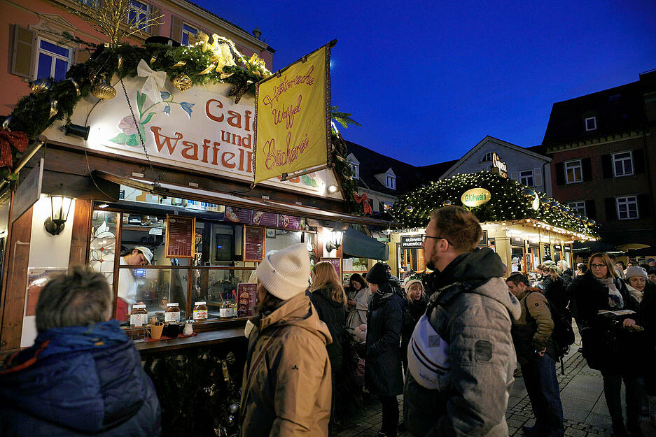 Festlich beleuchtete Marktstände sorgen auf dem Weihnachtsmarkt für stimmungsvolle Adventsmomente. Festlich beleuchtete Marktstände sorgen auf dem Weihnachtsmarkt für stimmungsvolle Adventsmomente.
