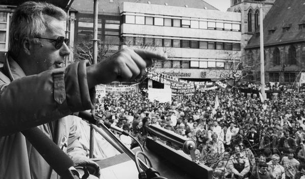 Tausende Ostermarschierer versammeln sich 1985 auf dem Heilbronner Marktplatz. Leidenschaftlich setzt sich der DGB-Landesbezirksvorsitzende Siegfried Pommerenke bei der Abschlusskundgebung für Abrüstung in Ost und West ein.