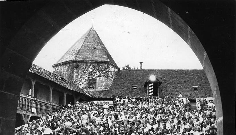 Zusammengestellt von Archiv und Dokumentation der Heilbronner Stimme 

Vom 22. Juli bis 28. August 1950 finden im Burghof von Jagsthausen die ersten Götzfestspiele statt. Künstlerischer Leiter ist Hans Meissner, der Erfahrungen im Freilichttheater mitbringt.