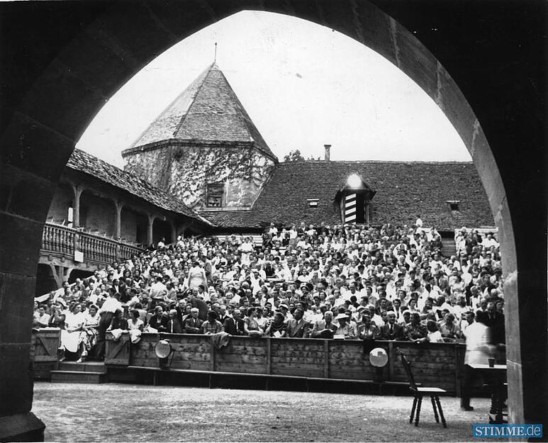 Zusammengestellt von Archiv und Dokumentation der Heilbronner Stimme 

Vom 22. Juli bis 28. August 1950 finden im Burghof von Jagsthausen die ersten Götzfestspiele statt. Künstlerischer Leiter ist Hans Meissner, der Erfahrungen im Freilichttheater mitbringt.