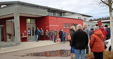 In der Auensteiner Tiefenbachhalle ging gestern ein neuer Impfstützpunkt des Landkreises in Betrieb. Die meisten holten sich ihre Auffrischimpfung ab.
Foto: Barbara Barth In der Auensteiner Tiefenbachhalle ging gestern ein neuer Impfstützpunkt des Landkreises in Betrieb. Die meisten holten sich ihre Auffrischimpfung ab.
Foto: Barbara Barth