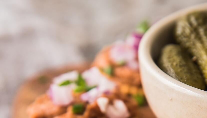 Ein Happen, der nach mehr schmeckt: Wer von den Crackern mit dem Filet-Americain-Aufstrich nascht, kann meist nicht aufh&ouml;ren.