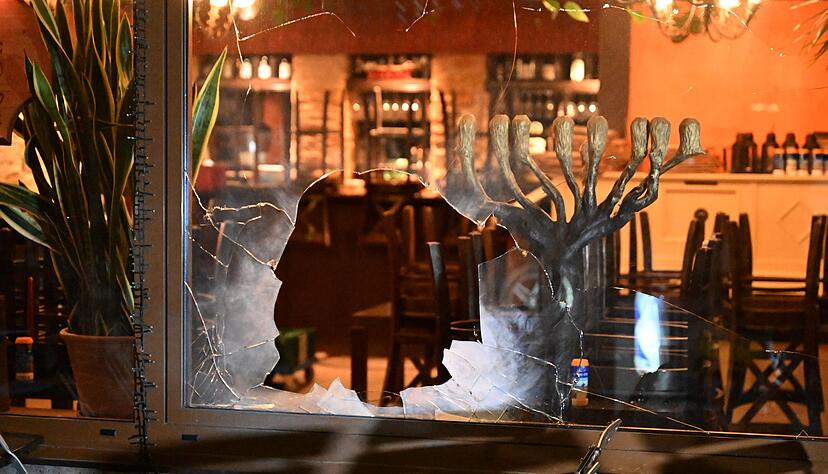 Das Fenster des Lokals wurde besch&auml;digt.