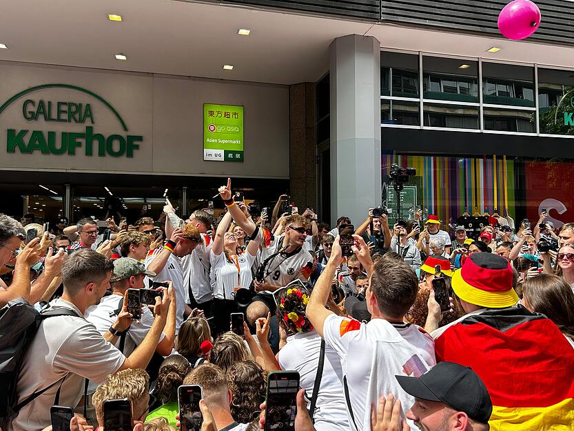 Um 18 Uhr spielt Deutschland in der MHP-Arena gegen Spanien.