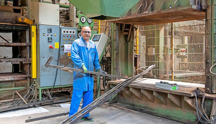 Antonio Scognamiglio unterst&uuml;tzt die Volksbank Backnang, die neue Eigent&uuml;merin des Gel&auml;ndes, mit Muskelkraft bei der Entsorgung und beim Aufr&auml;umen.