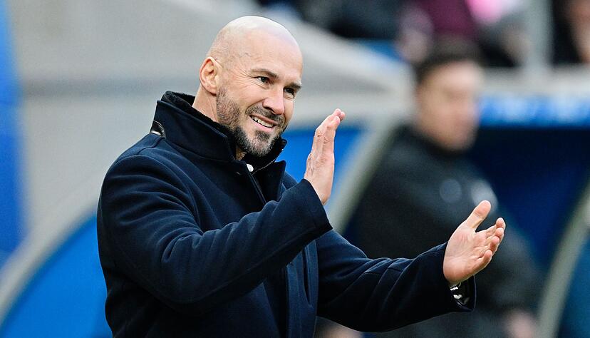 Trainer Christian Ilzer fordert mit der TSG Hoffenheim den Rekordmeister FC Bayern heraus. (Archivbild)