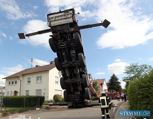 Kran stürzt in Wohnhaus | 22.06.