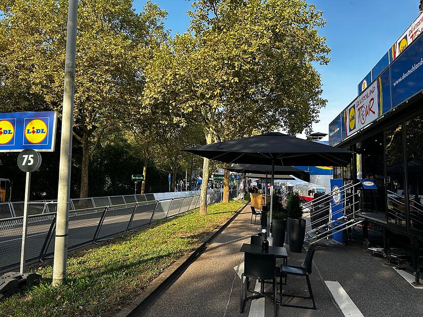 Entlang der Karlsruher Straße in Heilbronn wird alles für die Zieleinfahrt der Radprofis vorbereitet. Entlang der Karlsruher Straße in Heilbronn wird alles für die Zieleinfahrt der Radprofis vorbereitet.