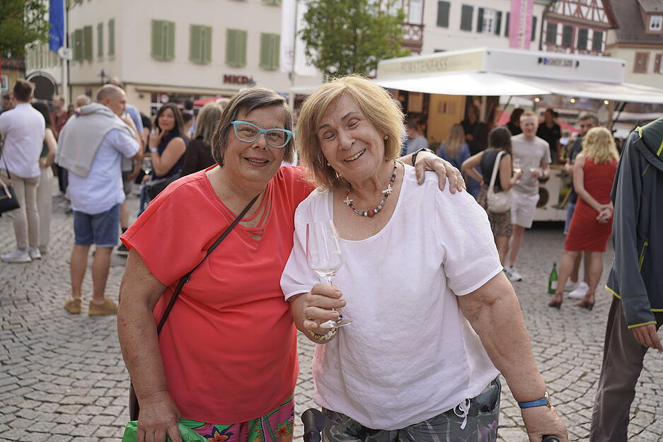Das Hohenloher Weindorf in Öhringen lockt jährlich zehntausende Besucher an. Viel los war auch am Samstag. Das Hohenloher Weindorf in Öhringen lockt jährlich zehntausende Besucher an. Viel los war auch am Samstag.