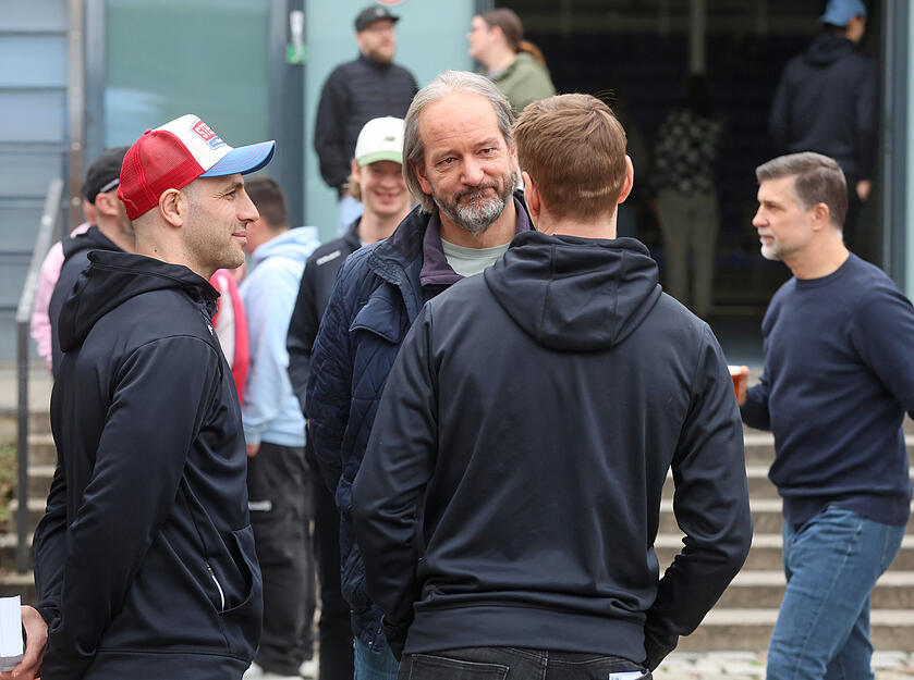 Spieler und Anh&auml;nger kommen beim Saisonabschluss der Heilbronner Falken in entspannter Atmosph&auml;re ins Gespr&auml;ch.