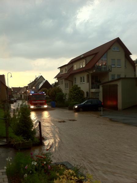 Überflutete Oststraße in Hausen an der Zaber.