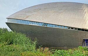 Eine Muschel, ein Wal? Die Architektur des Universum Science Center Bremen inspiriert zu allerlei Vergleichen. Foto: Valerie Blass