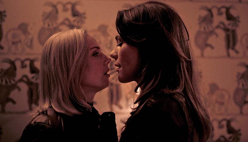 Kommen sich in einem Hotelzimmer näher: Die geschickte Diebin Laura (Luisa Binger, rechts) und Polizistin Maxine (Christina Lopes).